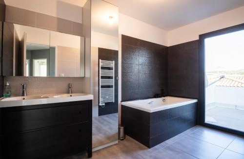 Gigean Villa | Maison Architecte avec Salle de Cinéma