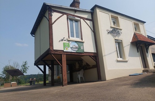 Serans House | Maison au Bord de L'orne Dans un Cadre Verdoyant