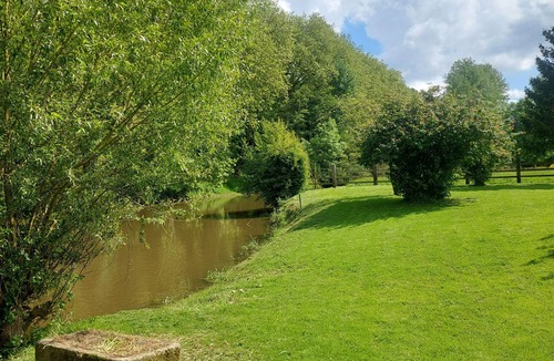 Serans House | Maison au Bord de L'orne Dans un Cadre Verdoyant