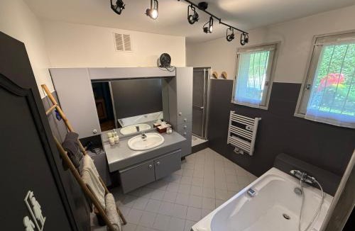 Saint-Pierre-de-Bailleul House | Maison au calme à la campagne