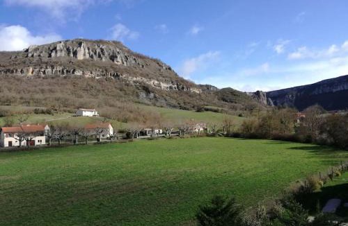 Tournemire Apartment | Maison aux volets rouges