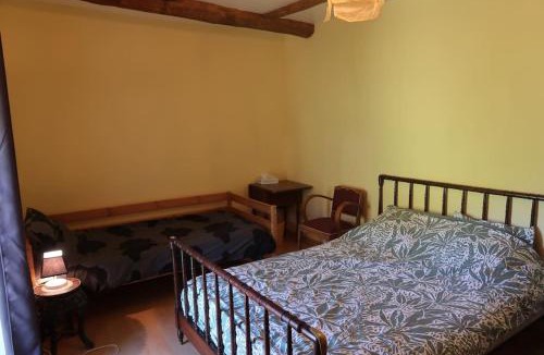 Tournemire Apartment | Maison aux volets rouges