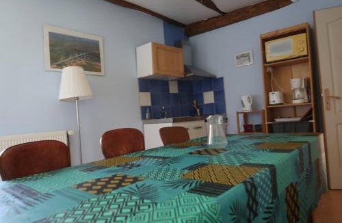 Tournemire Apartment | Maison aux volets rouges