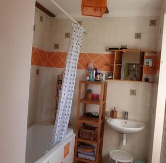 Tournemire Apartment | Maison aux volets rouges