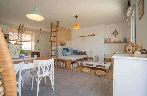 Bouin House | Maison avec fauteuil suspendu et lit de jour près de la mer en Vendée