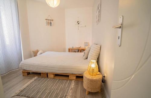 Bouin House | Maison avec fauteuil suspendu et lit de jour près de la mer en Vendée