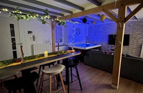 Maisdon-sur-Sevre Apartment | Maison avec jacuzzi