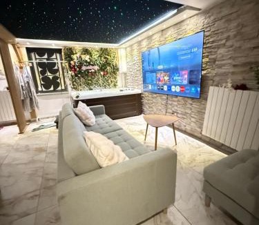 Maisdon-sur-Sevre House | Maison avec jacuzzi intérieur