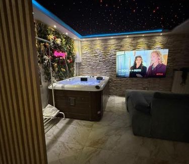 Maisdon-sur-Sevre House | Maison avec jacuzzi intérieur
