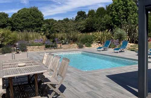 Chateaubriant House | Maison Avec Piscine et Jacuzzi, à 10min du Centre Ville à Pieds. Parking Privé