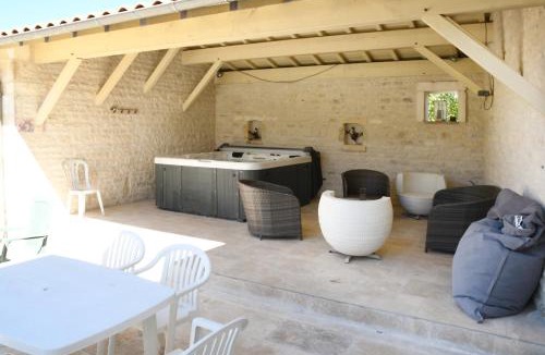 Sigogne Villa | Maison avec piscine et jacuzzi