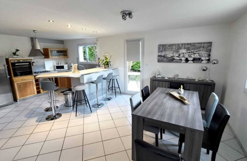 Villard-Saint-Sauveur House | Maison Azul