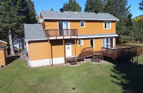 Saint-Brigitte-de-Laval House | Maison isolée et chaleureuse dans la montagne.