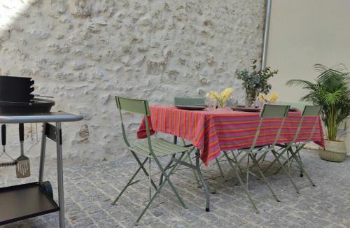 Chateaudun-Bannier House | Maison calme et familiale avec cour, 3 chambres, 3 salles de bains à 10 min à pied de la gare