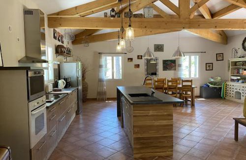 Barjac Villa | Maison calme sur terrain arboré et piscine privée