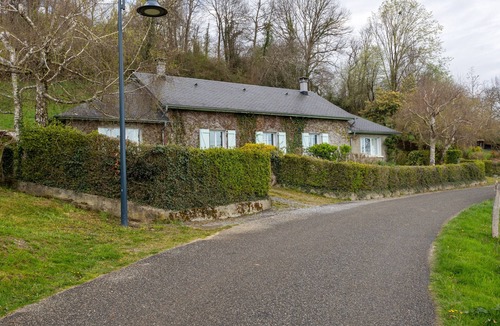 Lagarde House | Maison Camille - Cozy Cottage 10 min from Lourdes, Terrace, Fireplace, Private Parking