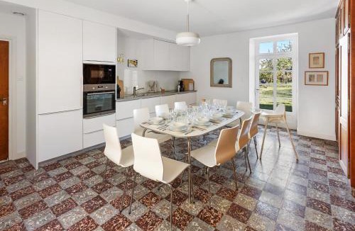 Les Landes-Genusson House | Maison Caron Jardin, spacieuse et familiale