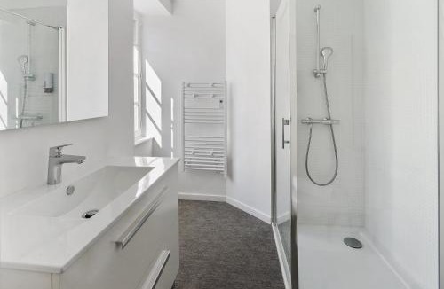 Les Landes-Genusson House | Maison Caron Jardin, spacieuse et familiale
