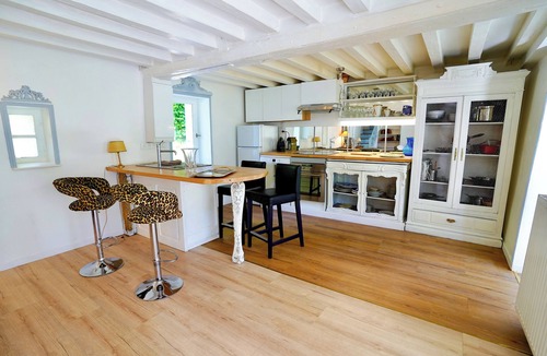 Courtonne-la-Meurdrac House | Maison Charmante Avec Jacuzzi et Cours D'eau