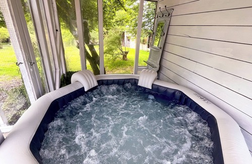 Courtonne-la-Meurdrac House | Maison Charmante Avec Jacuzzi et Cours D'eau