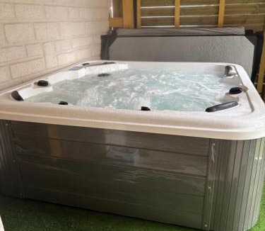 Jaunay-Marigny House | maison chaleureuse ,avec piscine, spa, Futuroscope