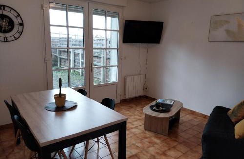 Avranches House | Maison chaleureuse avec terrasse et vue baie