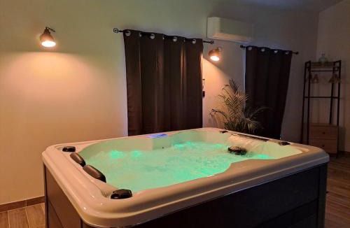 Pranles House | Maison chaleureuse avec jacuzzi interieur