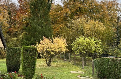 Vezillon House | Maison Chaleureuse Dans un Écrin Verdure