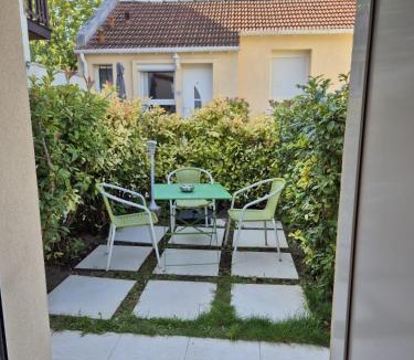 Bagneux Apartment | Maison chaleureuse jacuzzi PS2-1, climatisation et parking payants