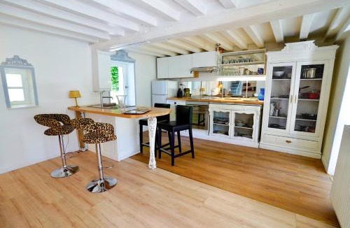 Courtonne-la-Meurdrac House | Maison charmante avec jacuzzi et cours d'eau