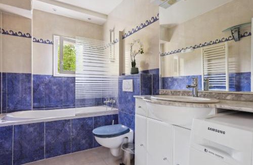 Saint-Cloud House | Maison charmante avec jardin et parking offert Paris St Cloud