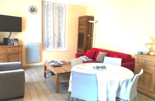 Republique Apartment | MAISON CHOLLET - Centre - Prox. Thermes - Terrasse