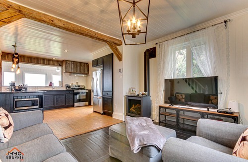 Deschambault-Grondines House | Maison Claudette: on the banks of the St. Lawrence River