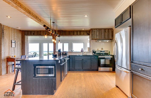 Deschambault-Grondines House | Maison Claudette: on the banks of the St. Lawrence River
