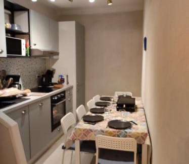 Coursan House | Maison climatisée cœur de village, proche commerces, plages et Grands Buffets