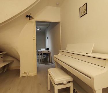 Coursan House | Maison climatisée cœur de village, proche commerces, plages et Grands Buffets