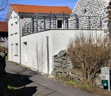 Vergezac House | Maison confortable à Vergezac avec terrasse
