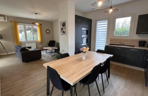 Brout-Vernet House | Maison contemporaine avec jardin au calme, proche centre village - FR-1-489-417