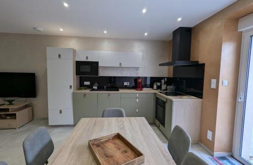 Sanchey House | Maison conviviale avec terrasse privée à Sanchey - FR-1-589-800