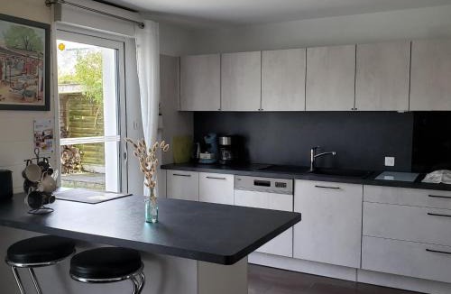 Guerande House | Maison cosy à Guérande, proche cité médiévale, avec jardin, terrasse, fibre et home cinéma. - FR-1-306-970
