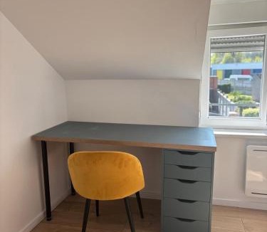 Bruay-sur-l'Escaut Apartment | Maison cosy avec cour privée