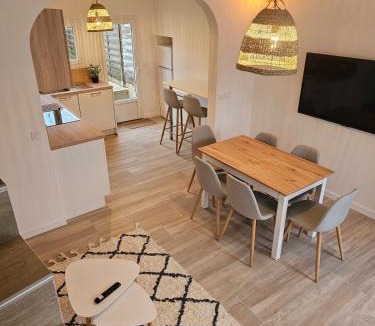 Favieres House | Maison cosy avec jardin, Disney