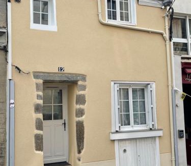 Mayenne Apartment | Maison cosy l Atypique hyper centre bureau confortable wifi et Netflix