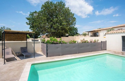 Saint-Martin-d'Ardeche House | Maison D'aaron, 4 Personnes Avec Piscine Commune a Deux Logements
