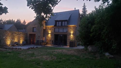 Saint-Etienne-en-Cogles House | Maison d'hôte avec sauna et jacuzzi à la campagne
