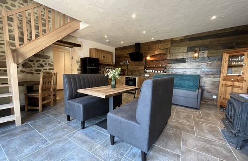 Saint-Etienne-en-Cogles House | Maison D'hôte Avec Jacuzzi à la Campagne