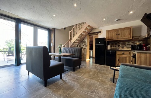 Saint-Etienne-en-Cogles House | Maison D'hôte Avec Jacuzzi à la Campagne