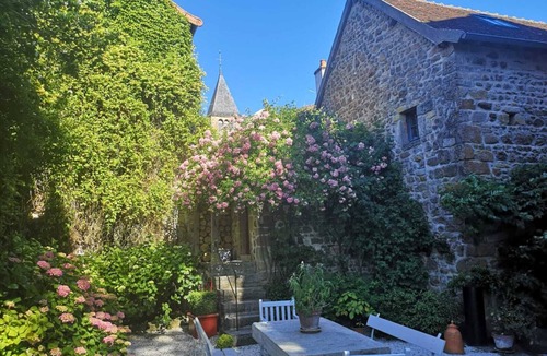 Bois-Sainte-Marie Apartment | Maison D'hôtes "les Tillets"