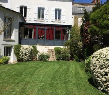 Chateau-Thierry Bed & Breakfast | Maison d'Hôtes Joussaume Latour