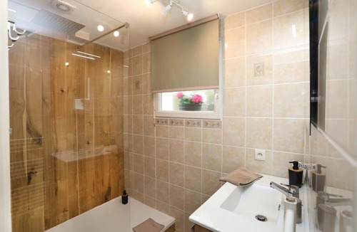 Romans-sur-Isere Bed & Breakfast | Maison D'hôtes Le 6 Bis